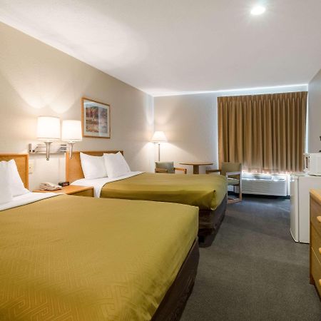 Ainsworth Rodeway Inn מראה חיצוני תמונה