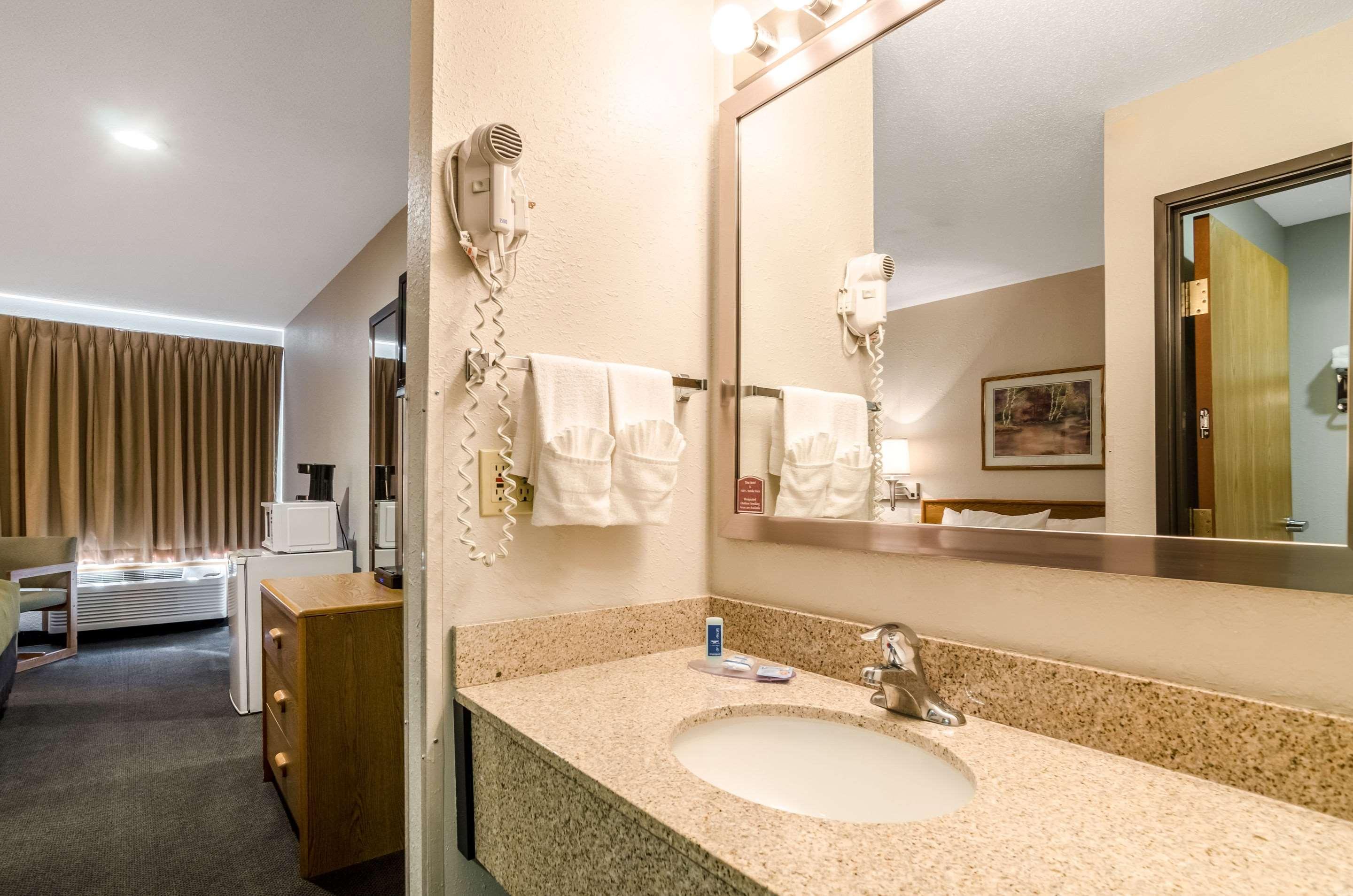 Ainsworth Rodeway Inn מראה חיצוני תמונה